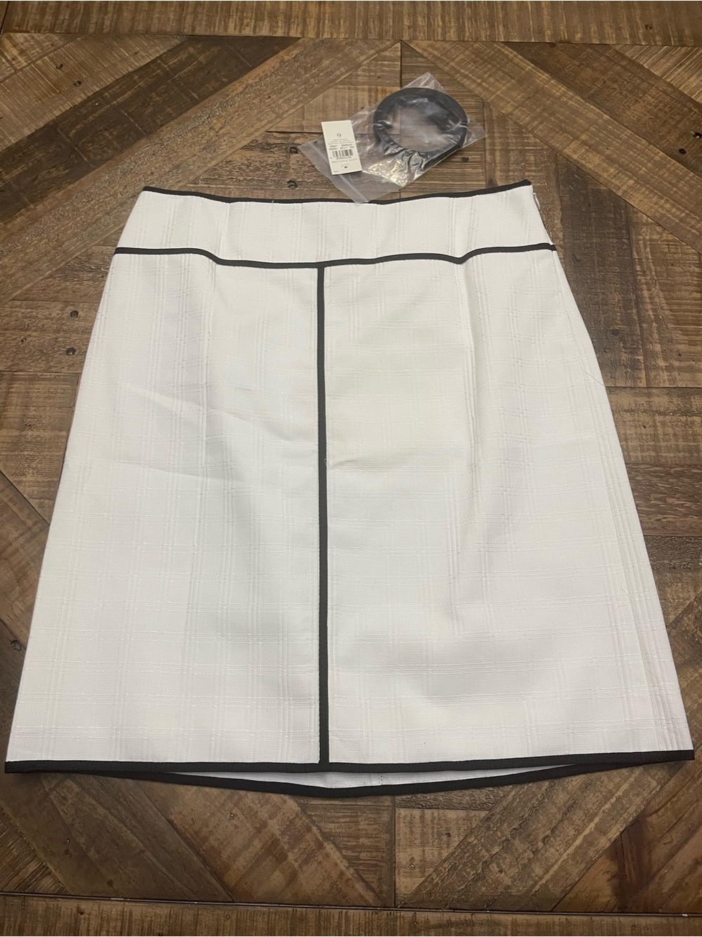 Ann Taylor White Contrast Piping Textured Pencil Skirt – Size 6